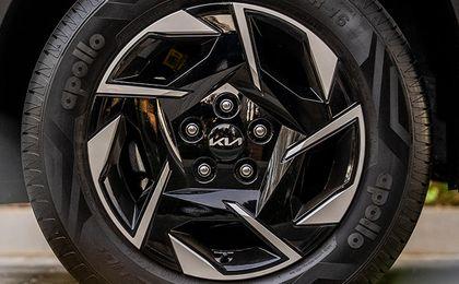 Diamond-cut 16-inch alloy wheels_